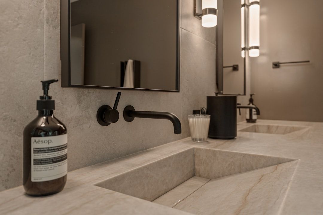 Luxe matzwart zeeppompje naast een strakke wasbak in een moderne horeca-omgeving.