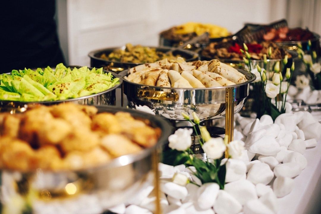 Feestelijk buffet met diverse gerechten en witte bloemdecoratie