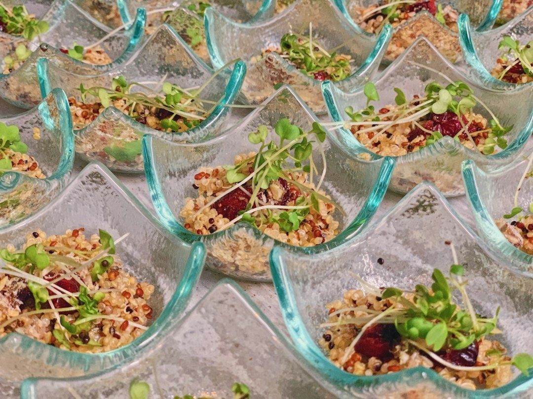 Kleine glazen schaaltjes met quinoa, biet en microgroenten