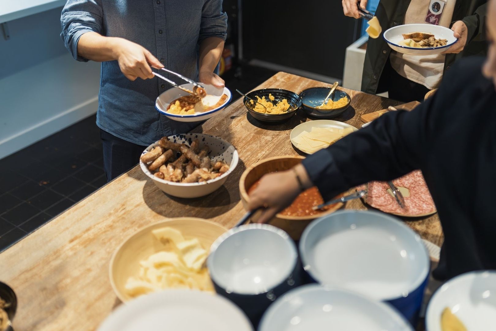 Gasten scheppen gerechten op tijdens een informeel walking dinner
