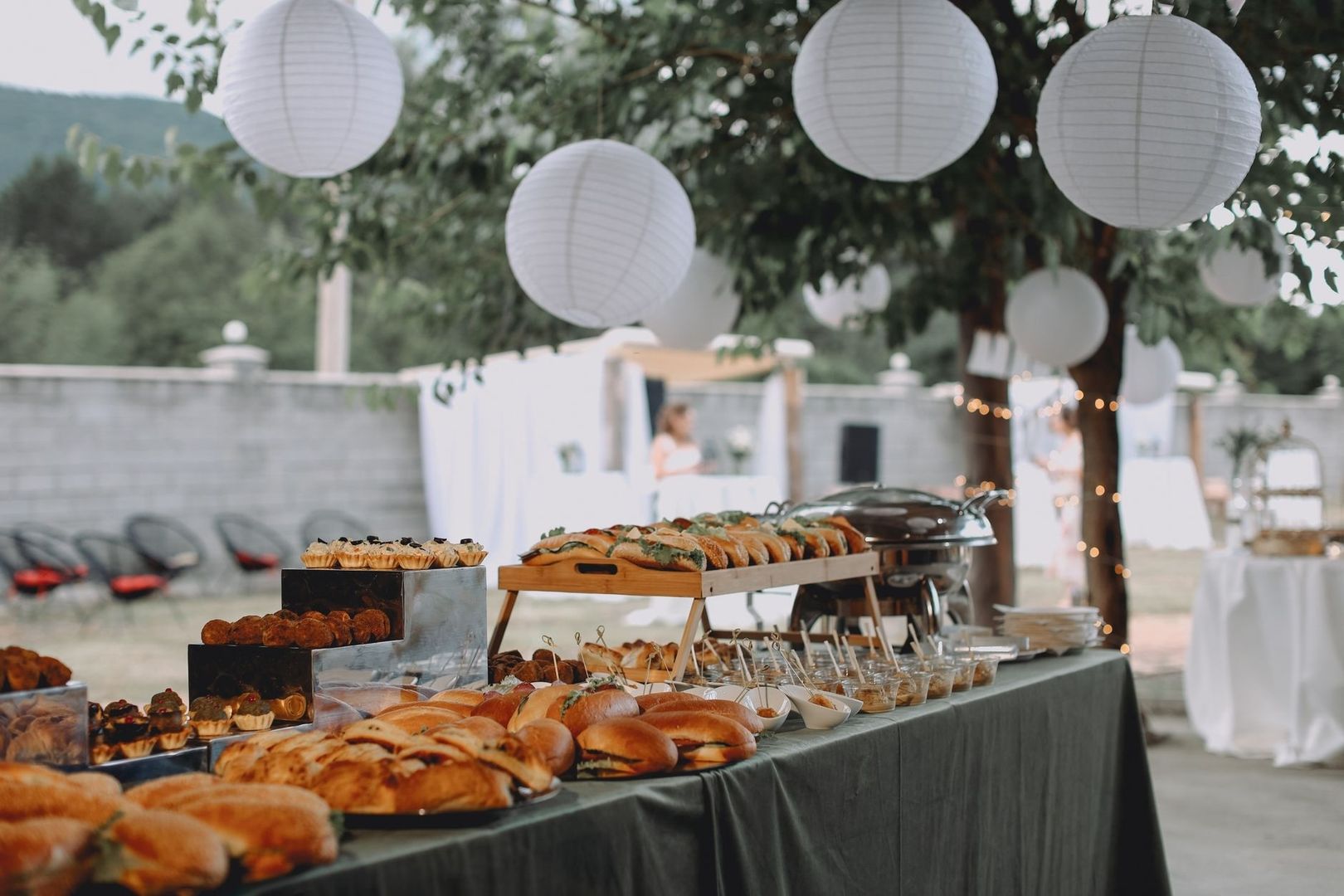 Buffet met warme en koude gerechten op een buitenlocatie